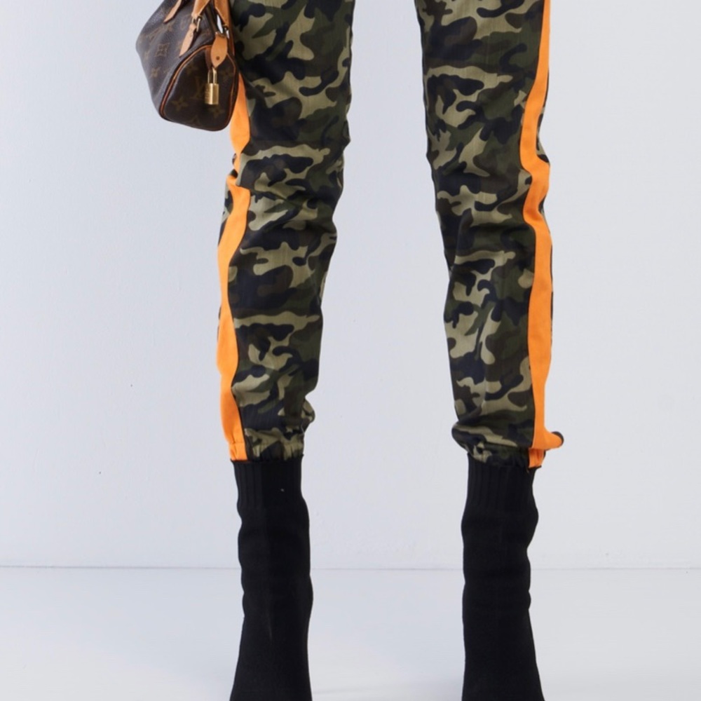 Camouflage High Waisted Joggers - Picture 3 of 3